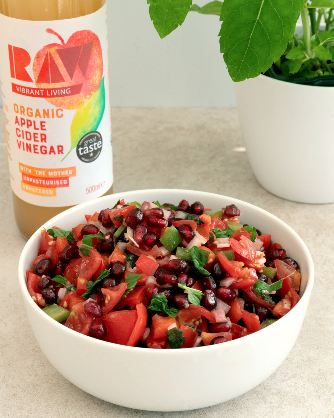 TOMATO AND POMEGRANATE SALAD WITH RAW APPLE CIDER VINEGAR | Raw Vibrant Living