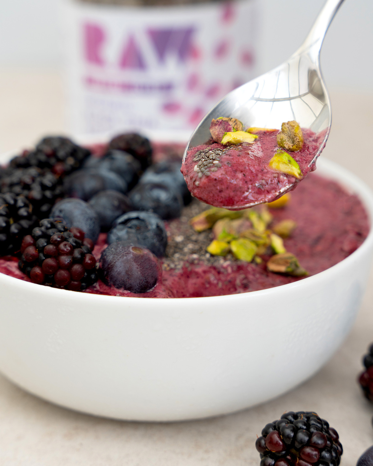 BLUEBERRY SMOOTHIE BOWL WITH RAW CHIA SEEDS | Raw Vibrant Living