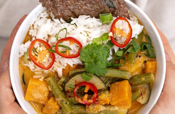 VEGAN THAI RED CURRY WITH PUMPKIN CRACKERS image