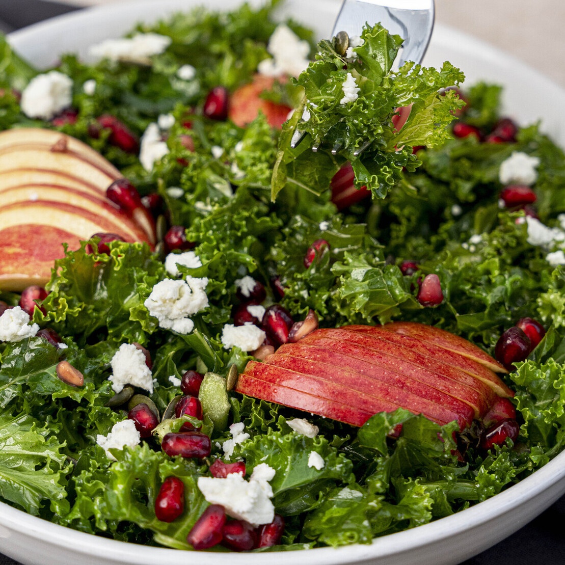 APPLE AND KALE SALAD | Raw Vibrant Living