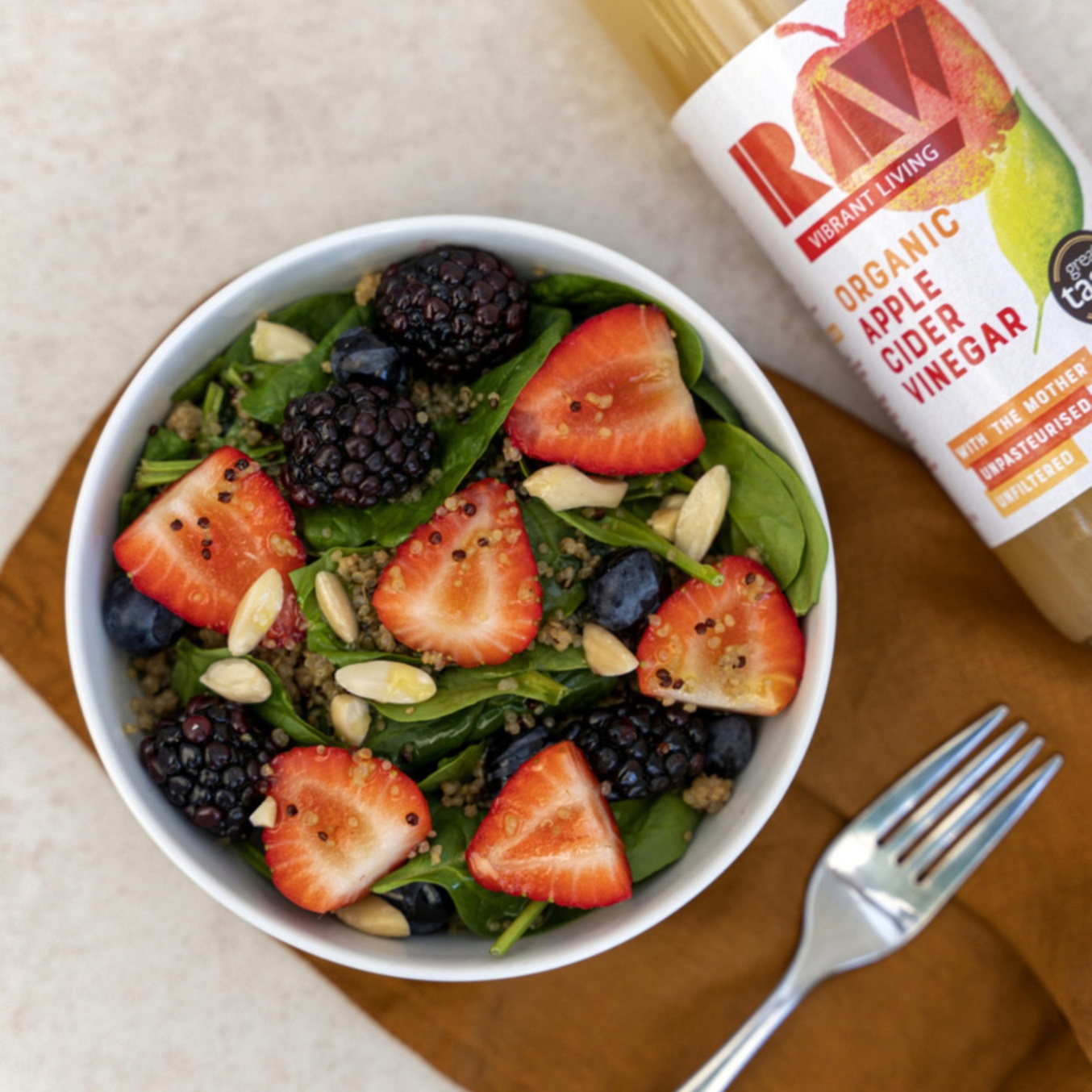 BERRY AND SPINACH QUINOA SALAD | Raw Vibrant Living